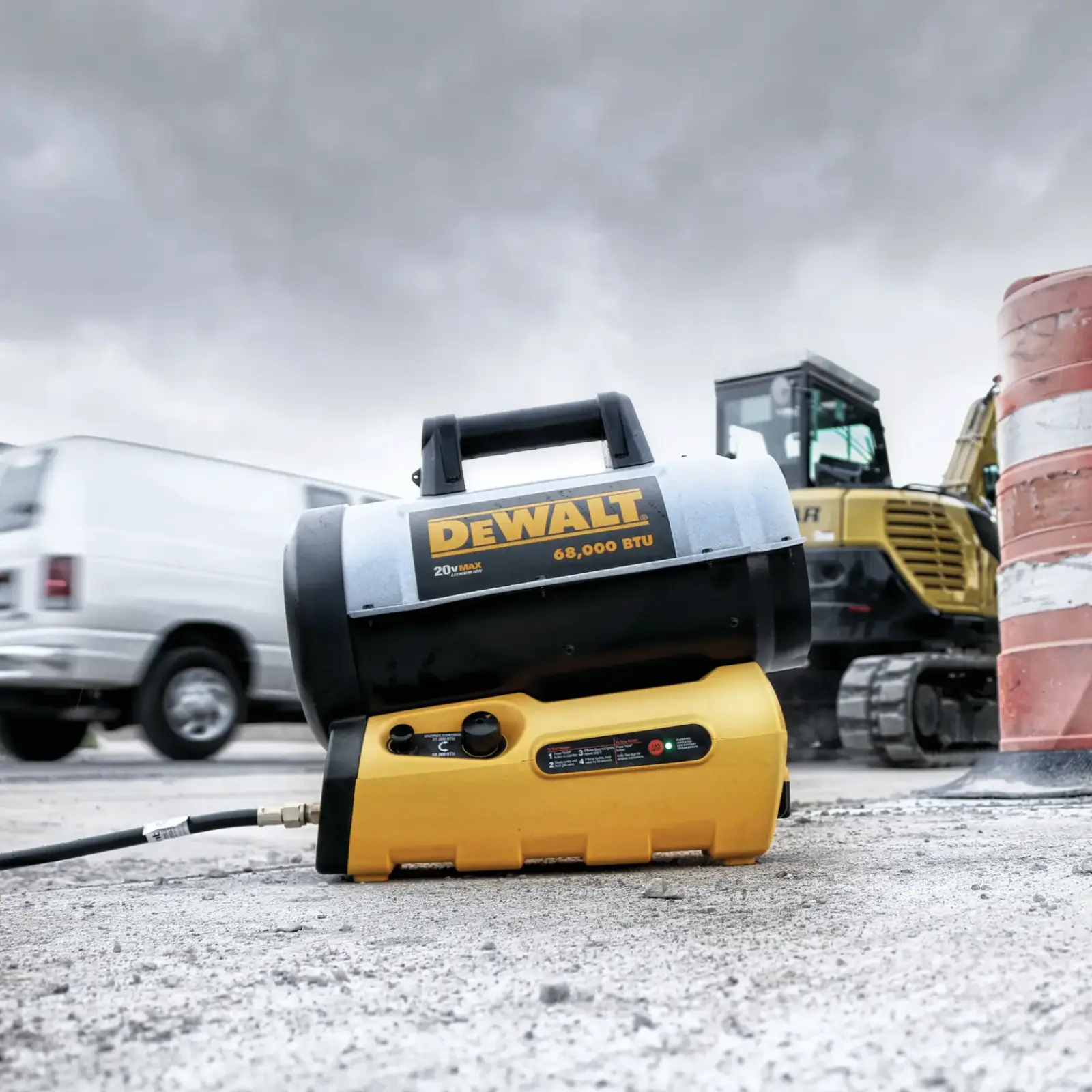建設現場に置かれたDEWALT 20V MAXコードレス強制送風プロパンヒーター