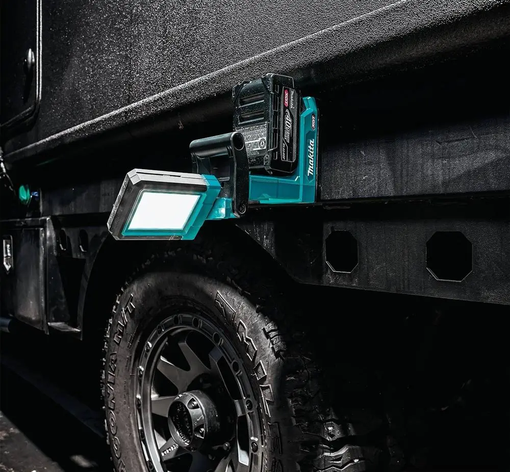 磁石のベースで金属面に固定されたMakita ML013G作業灯