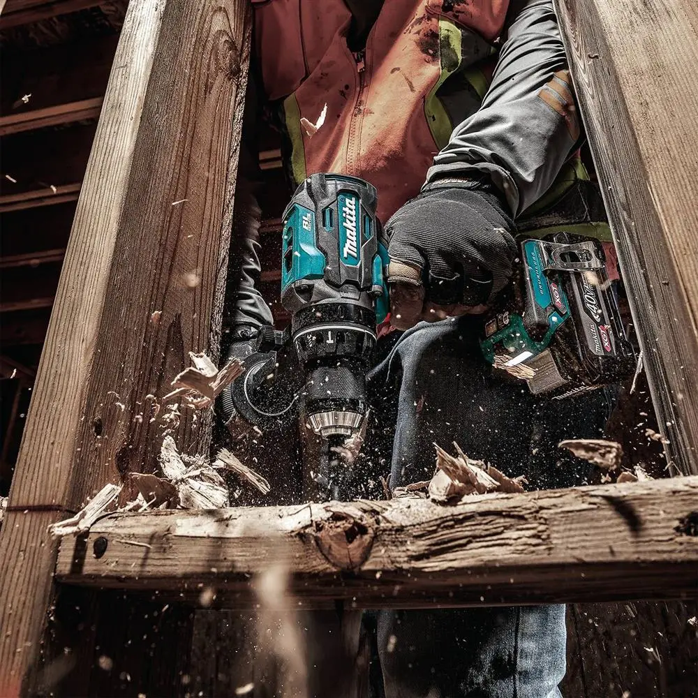 使用中的 Makita GPH03SU1 锤击电钻