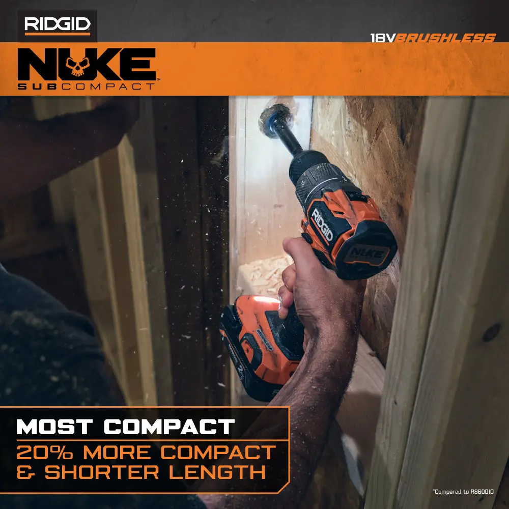 ਤੰਗ ਕੰਧ ਦੇ ਅੰਦਰ RIDGID NUKE SubCompact ਡਰਿੱਲ ਨਾਲ ਕੰਮ ਕਰਦਾ ਕਾਮਾ